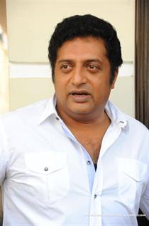 Prakash Raj escapes accident; Crowd gathers to take photos !